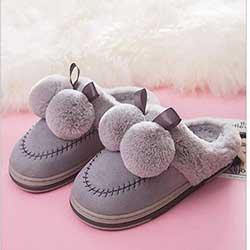 zapatillas grises pompones regalos originales embarazadas